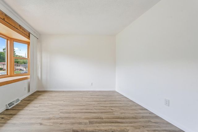 827 E 52nd Avenue, Merrillville, IN 46410