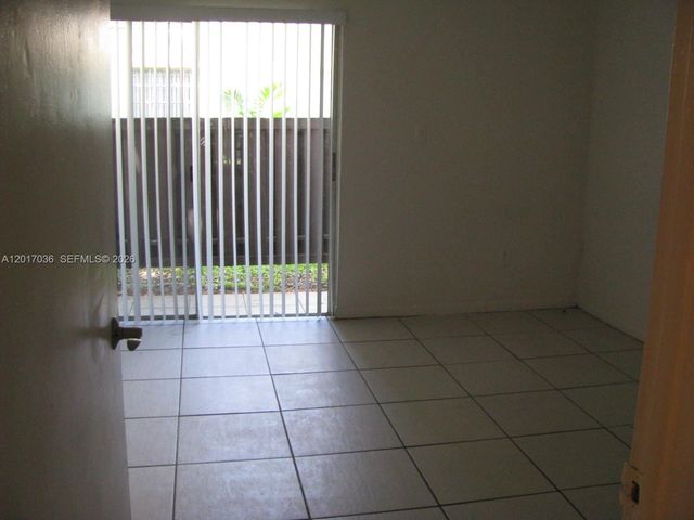 10832 N Kendall Dr U11, Miami, FL 33176