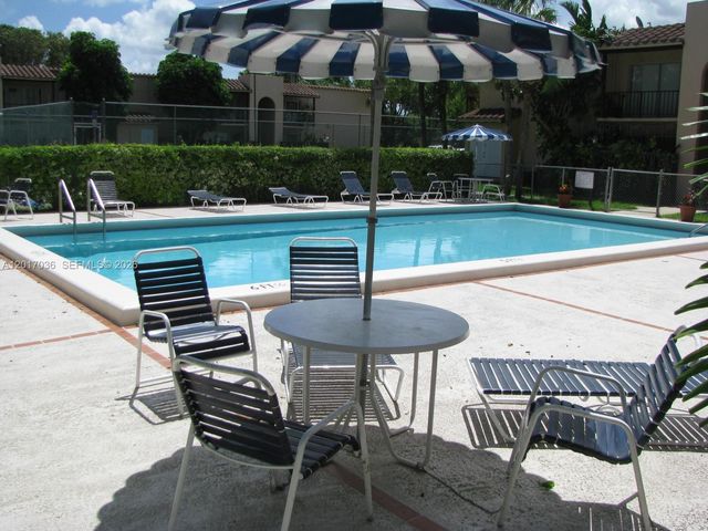 10832 N Kendall Dr U11, Miami, FL 33176