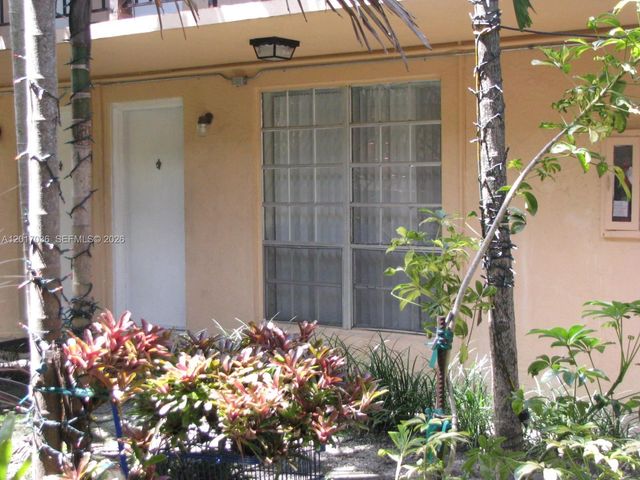 10832 N Kendall Dr U11, Miami, FL 33176
