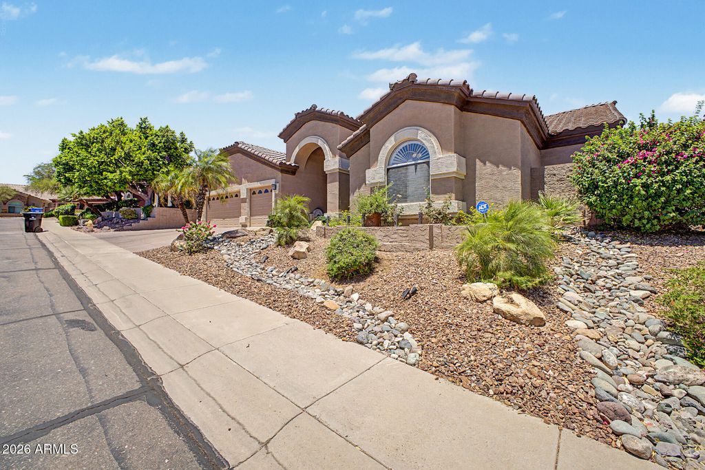 1934 E EVERETT Drive, Phoenix, AZ 85022 — photo 2