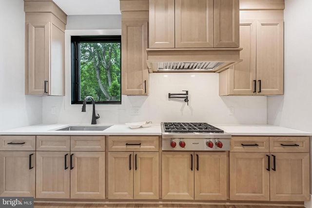 1052 BALLS HILL RD, Mclean, VA 22101