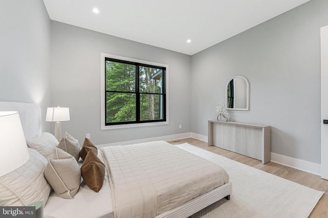 1052 BALLS HILL RD, Mclean, VA 22101