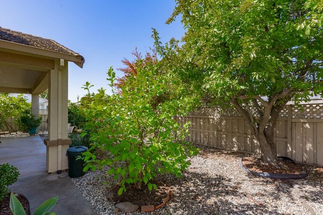 620 Blossom Ln, Lincoln, CA 95648