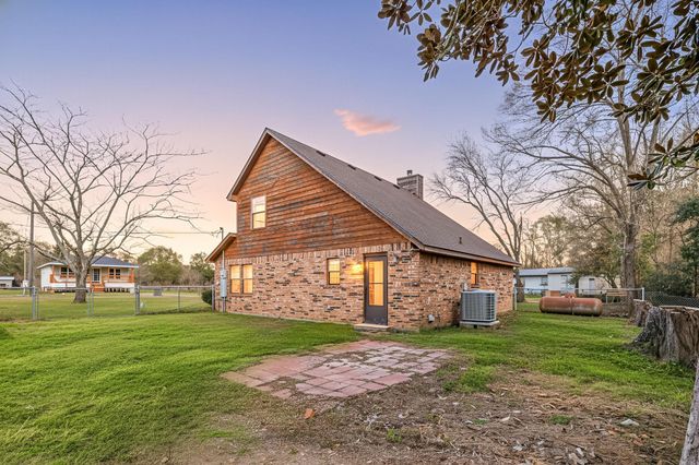 236 Pine Ridge Drive, Cleveland, TX 77327