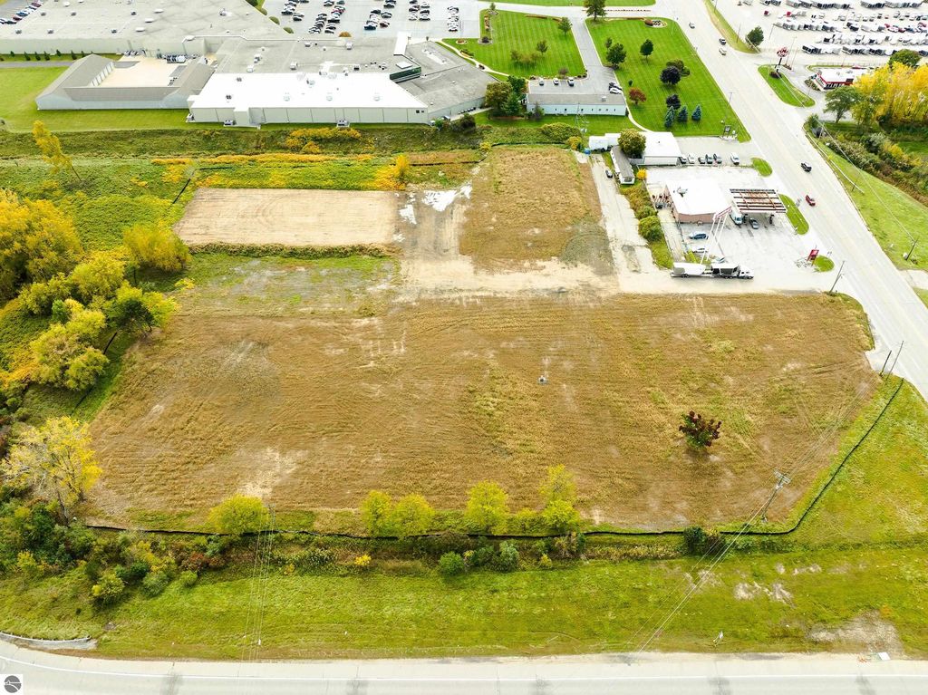 Image 7 of property listing at 7900 N Alger Road, Alma, MI 48801