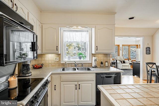 23 NEWTOWN WOODS RD, Newtown Square, PA 19073