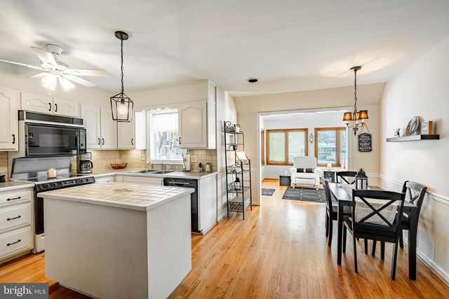 23 NEWTOWN WOODS RD, Newtown Square, PA 19073