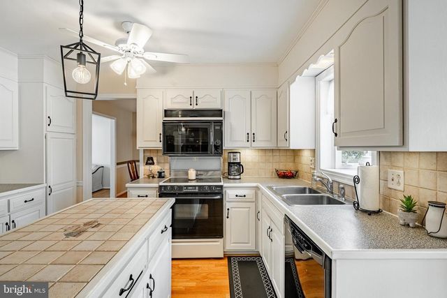 23 NEWTOWN WOODS RD, Newtown Square, PA 19073