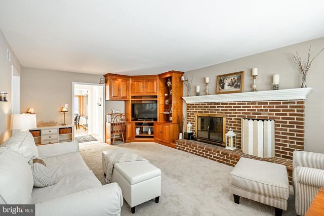 23 NEWTOWN WOODS RD, Newtown Square, PA 19073