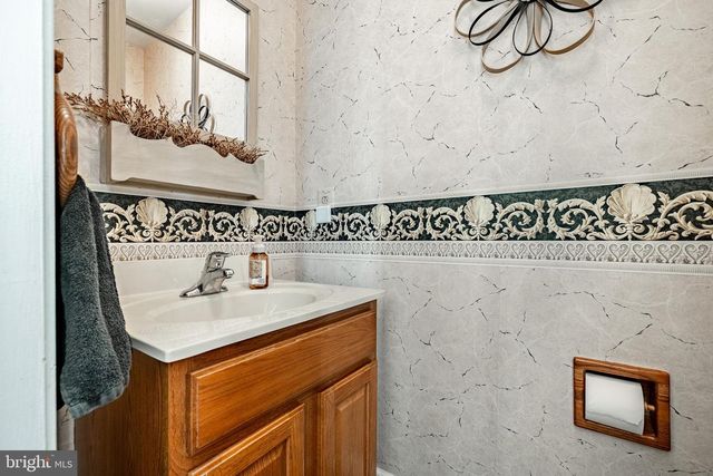 23 NEWTOWN WOODS RD, Newtown Square, PA 19073