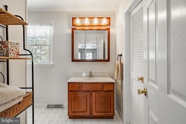 23 NEWTOWN WOODS RD, Newtown Square, PA 19073