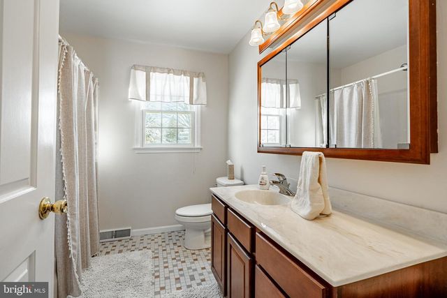 23 NEWTOWN WOODS RD, Newtown Square, PA 19073