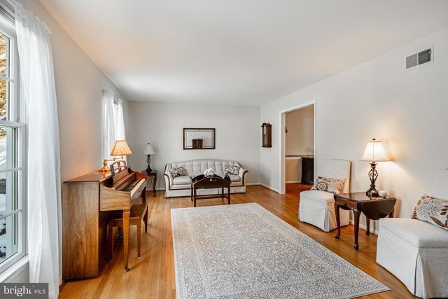 23 NEWTOWN WOODS RD, Newtown Square, PA 19073