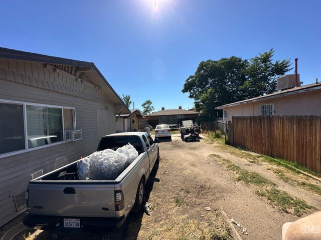 245 L Street, Bakersfield, CA 93304