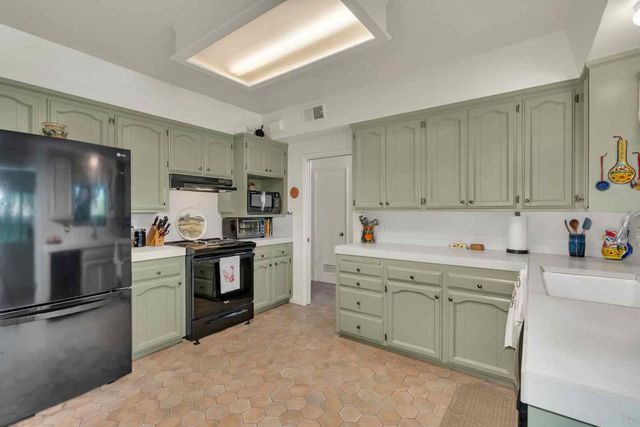 294 W San Bruno Avenue, Fresno, CA 93704