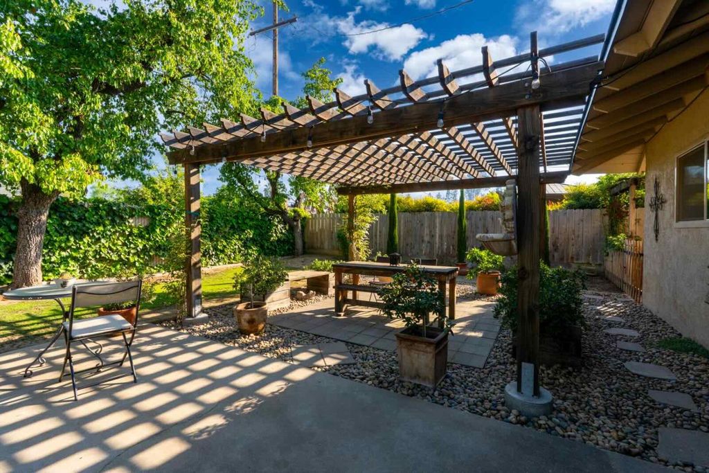 Image 37 of property listing at 294 W San Bruno Avenue, Fresno, CA 93704