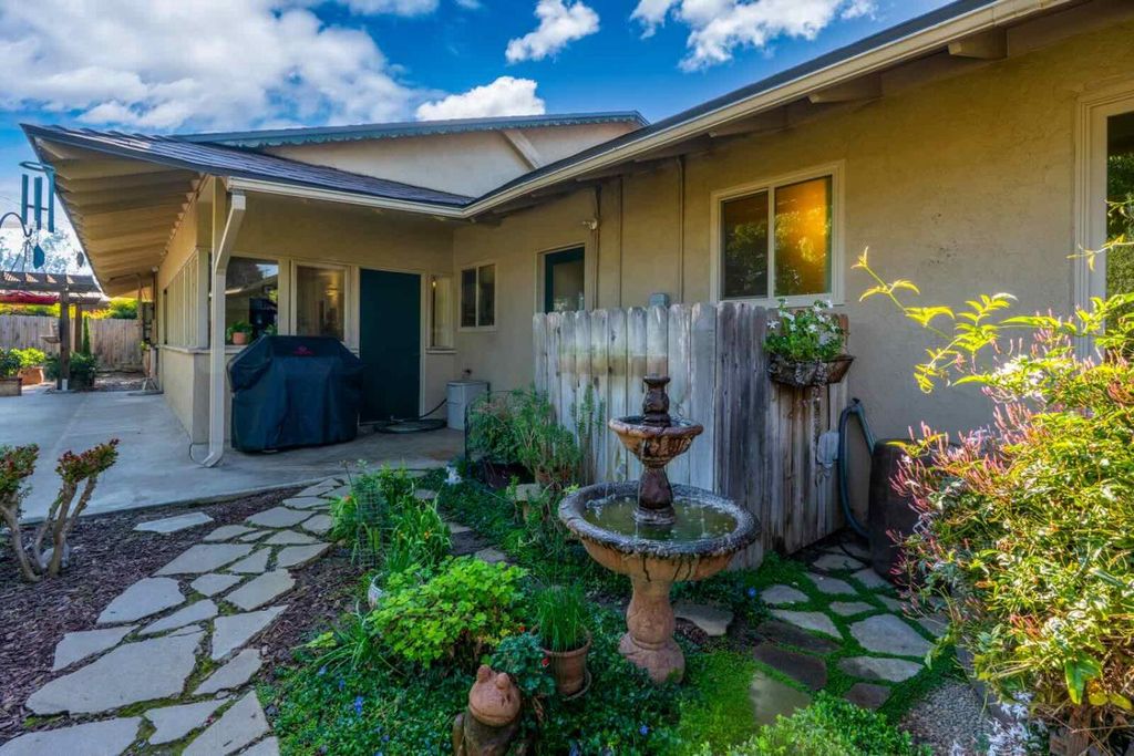 Image 40 of property listing at 294 W San Bruno Avenue, Fresno, CA 93704