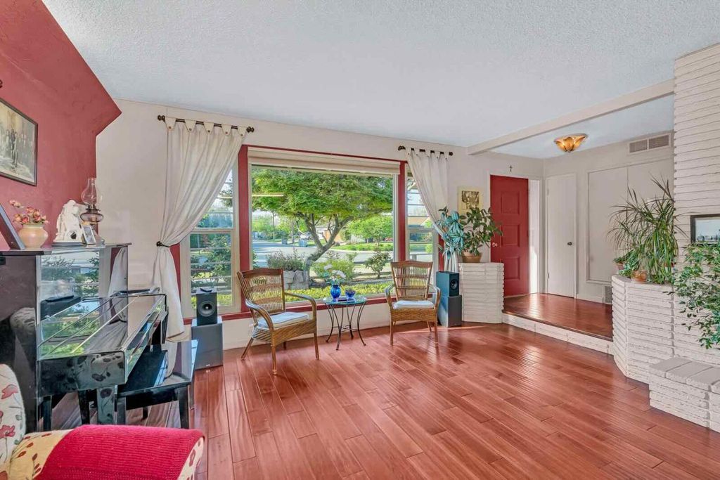 Image 6 of property listing at 294 W San Bruno Avenue, Fresno, CA 93704