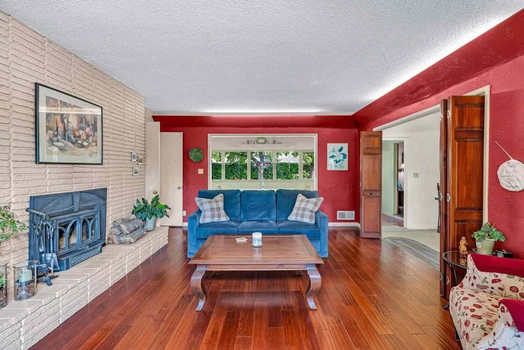 Image 9 of property listing at 294 W San Bruno Avenue, Fresno, CA 93704