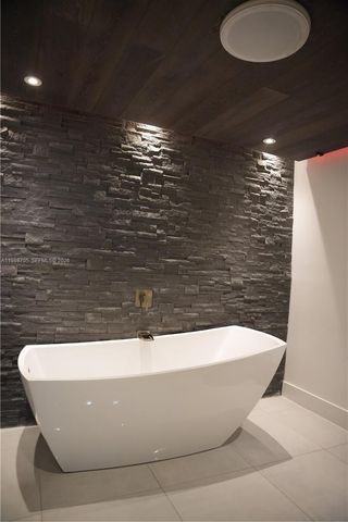 19262 NW 89th Ave, Hialeah, FL 33018