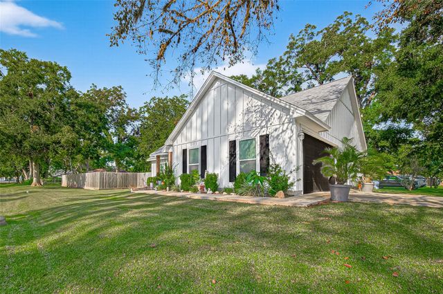 502 Tall Timber Drive, West Columbia, TX 77486