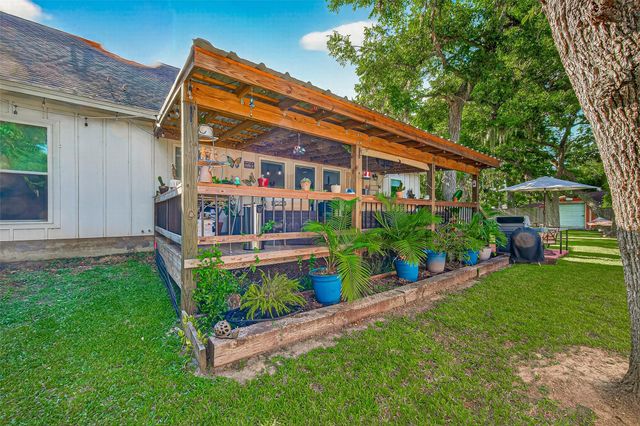 502 Tall Timber Drive, West Columbia, TX 77486