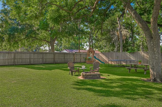 502 Tall Timber Drive, West Columbia, TX 77486