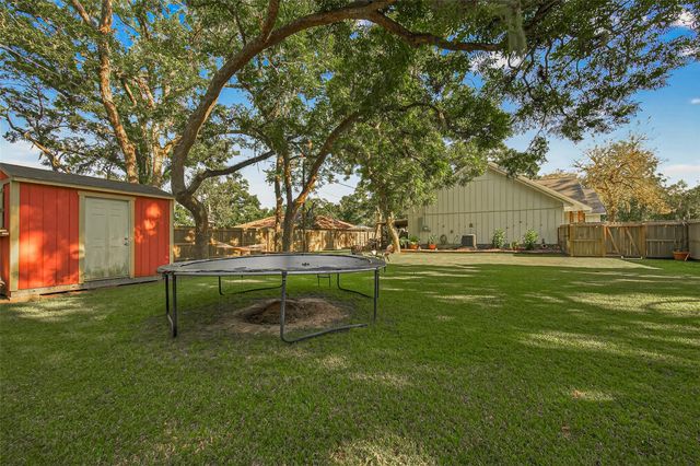 502 Tall Timber Drive, West Columbia, TX 77486