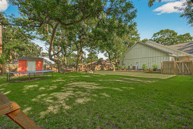 502 Tall Timber Drive, West Columbia, TX 77486