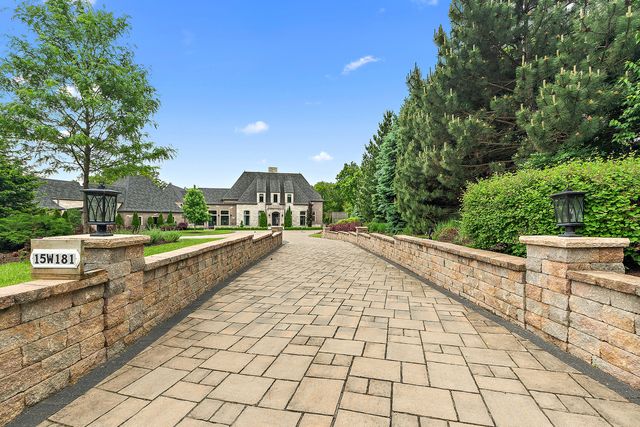 15w181 87th Street, Burr Ridge, IL 60527