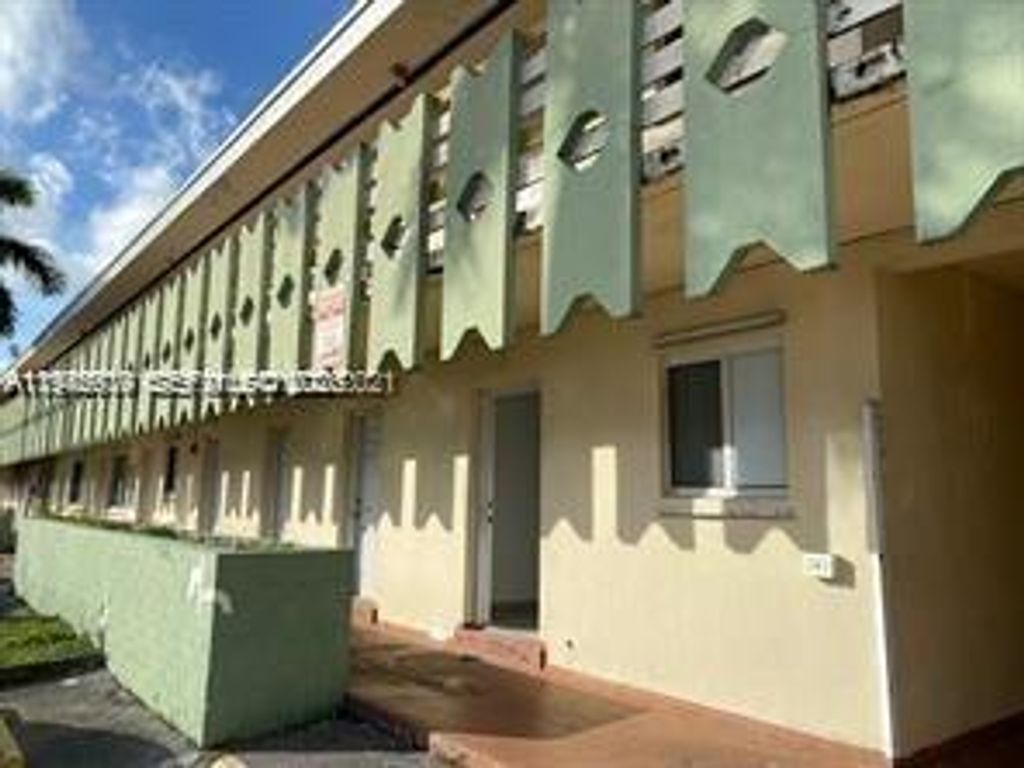 981 NE 169th St 112, North Miami Beach, FL 33162