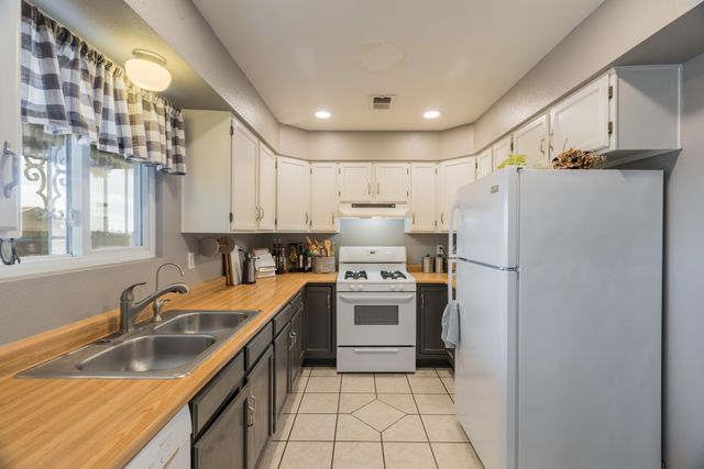 1964 Roanoke Drive NE, Rio Rancho, NM 87144