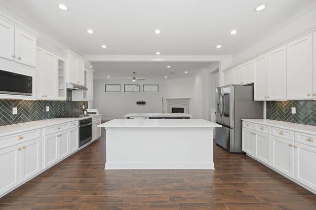 310 Edgewood Drive, Montgomery, TX 77356