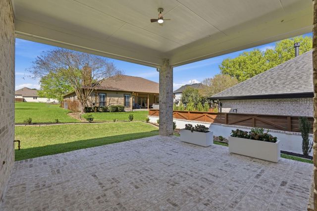 310 Edgewood Drive, Montgomery, TX 77356