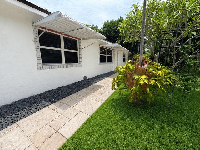 550 SW Natura Avenue, Deerfield Beach, FL 33441