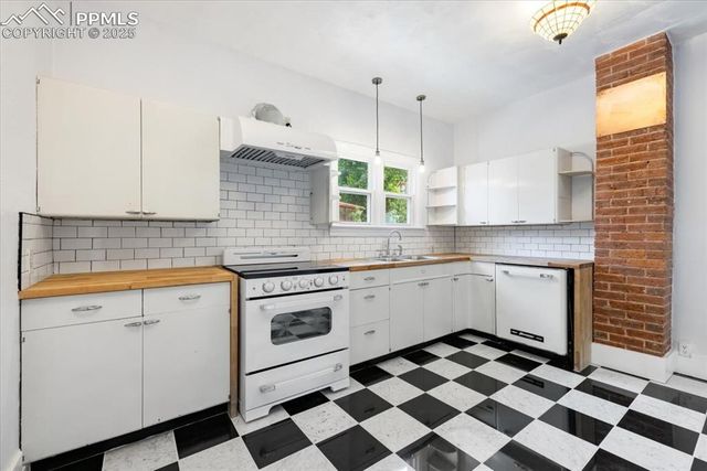 125 Ruxton Avenue, Manitou Springs, CO 80829