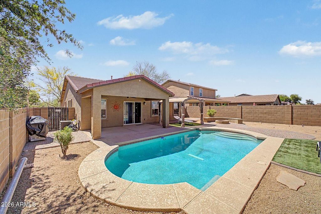 Image 24 of property listing at 17706 W RED BIRD Road, Surprise, AZ 85387