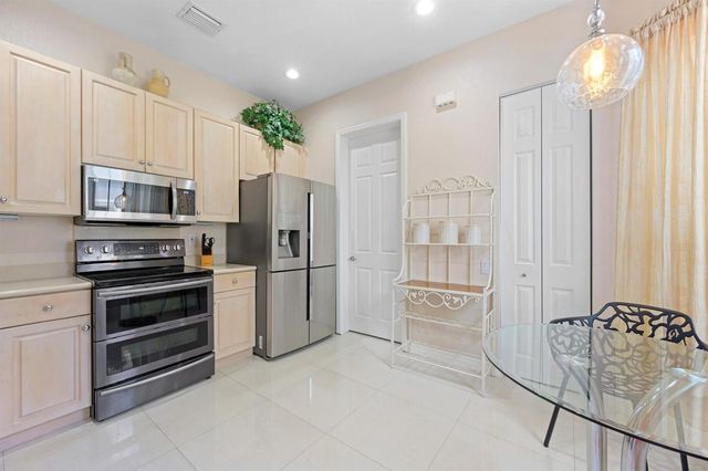 1384 Harbor View W, Hollywood, FL 33019