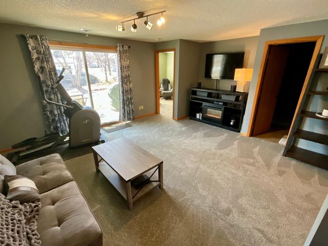 3721 Gershwin Lane N, Oakdale, MN 55128