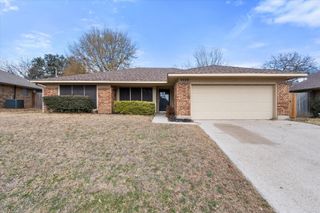 5723 Sage Bloom Drive, Arlington, TX 76017