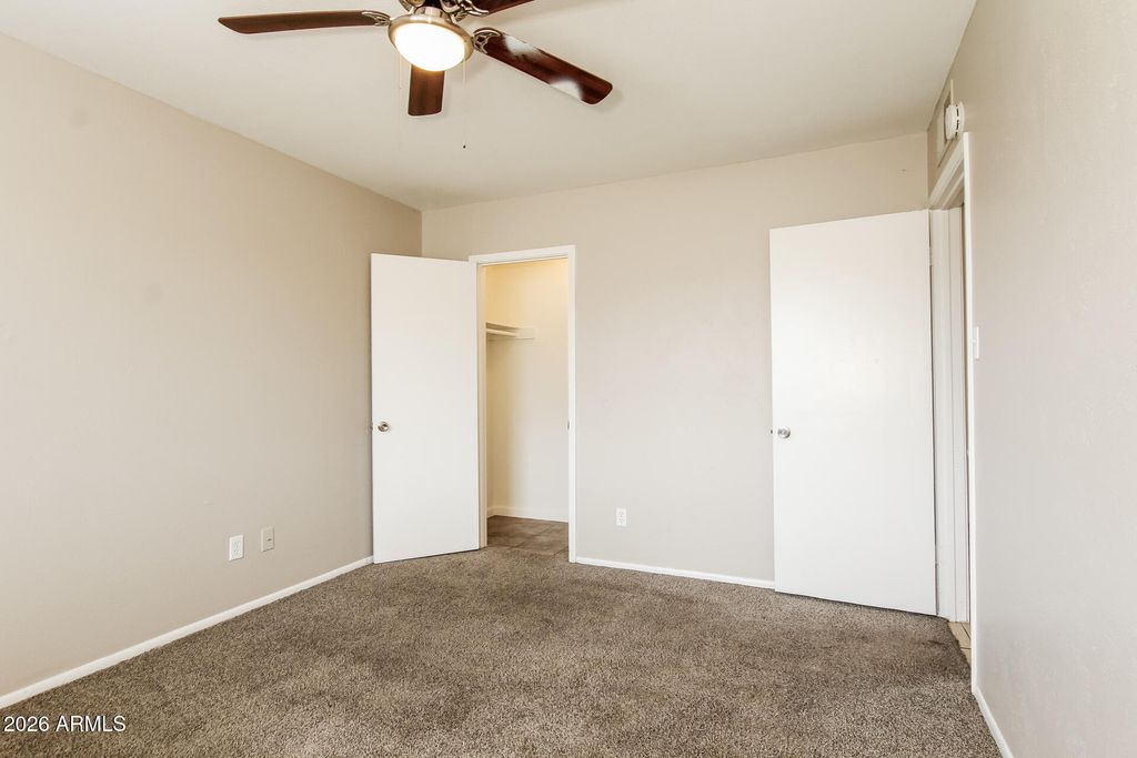 Image 12 of property listing at 3650 W BERRIDGE Lane, Phoenix, AZ 85019