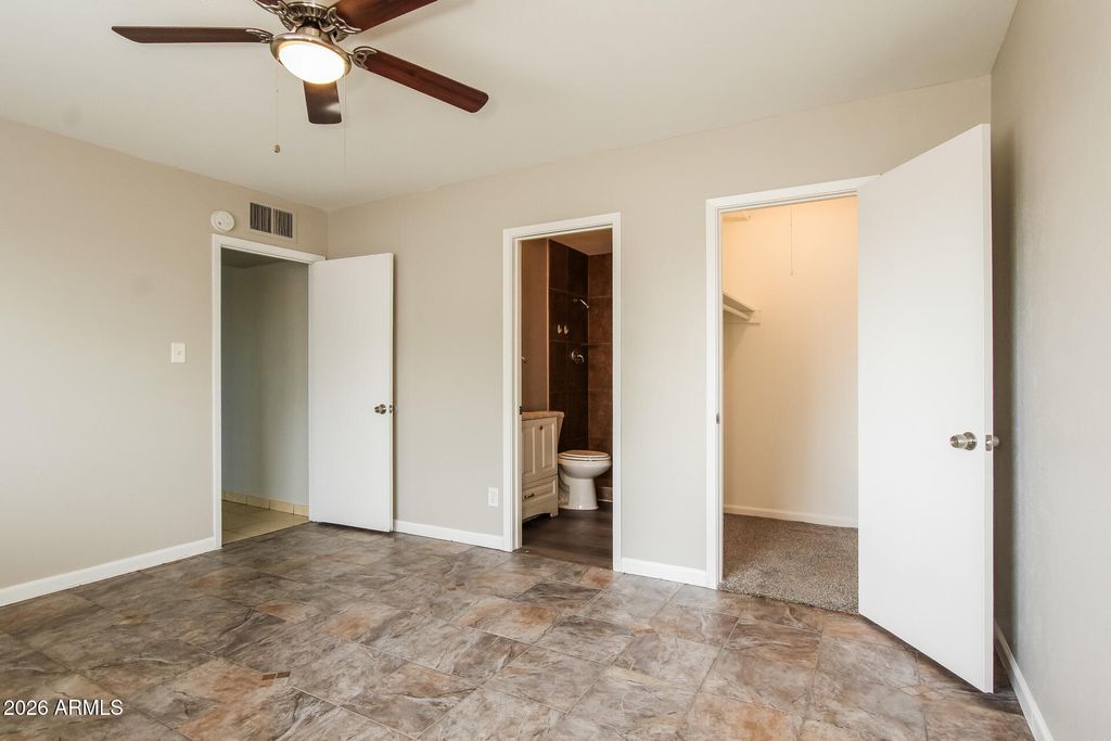Image 15 of property listing at 3650 W BERRIDGE Lane, Phoenix, AZ 85019