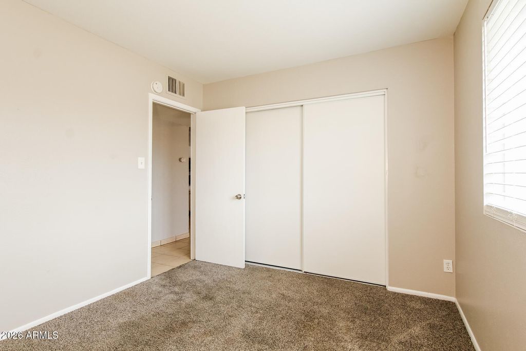 Image 17 of property listing at 3650 W BERRIDGE Lane, Phoenix, AZ 85019