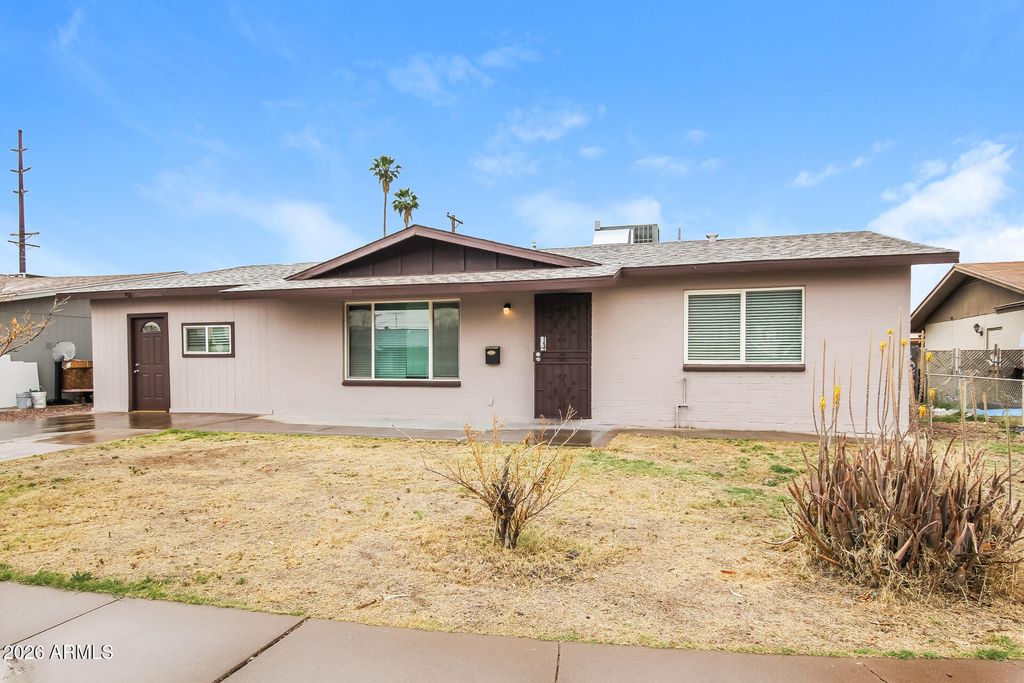 Image 2 of property listing at 3650 W BERRIDGE Lane, Phoenix, AZ 85019