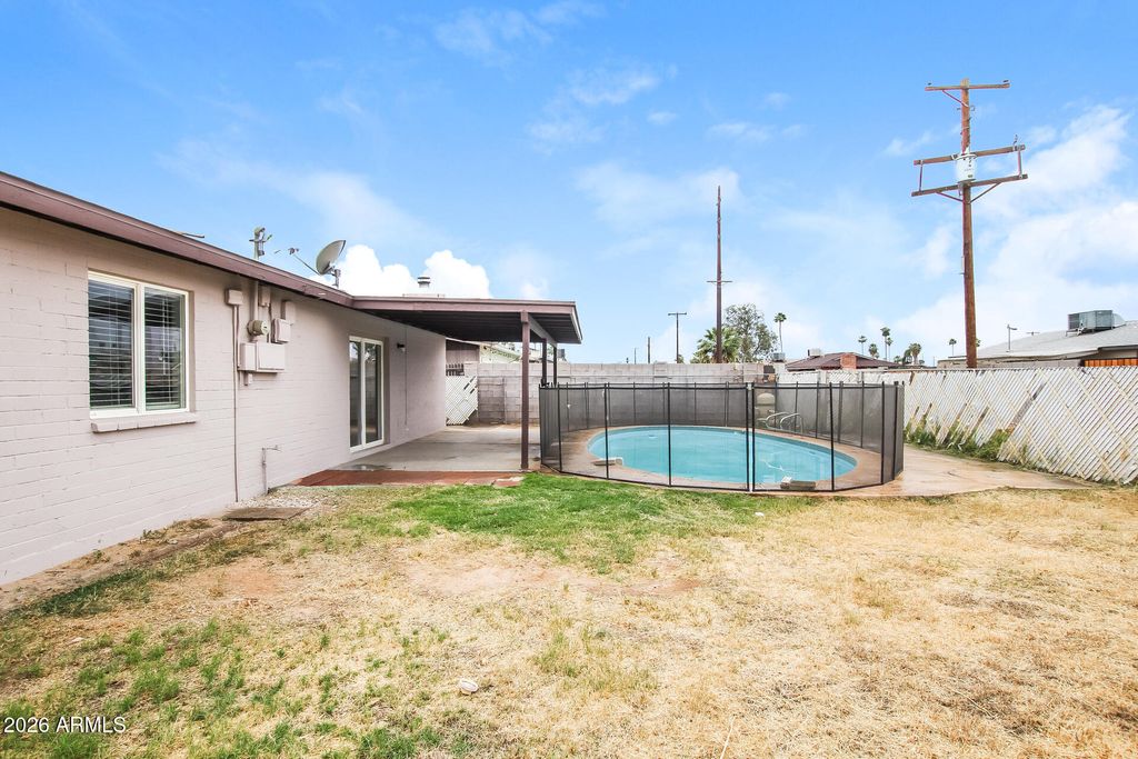 Image 21 of property listing at 3650 W BERRIDGE Lane, Phoenix, AZ 85019