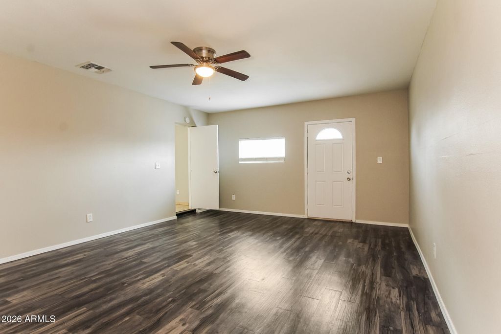 Image 7 of property listing at 3650 W BERRIDGE Lane, Phoenix, AZ 85019