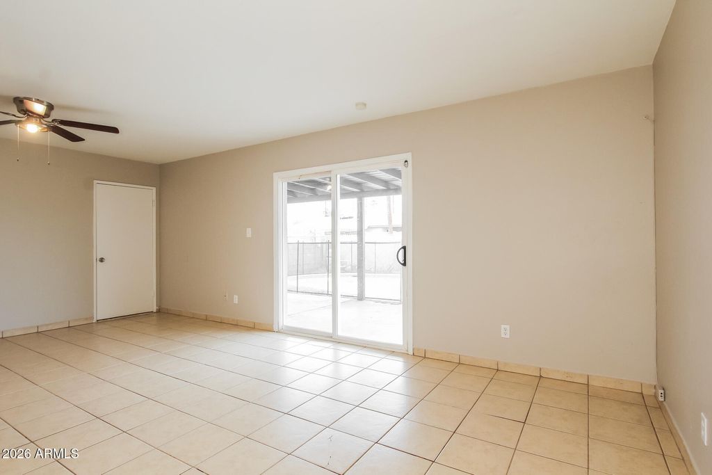 Image 8 of property listing at 3650 W BERRIDGE Lane, Phoenix, AZ 85019