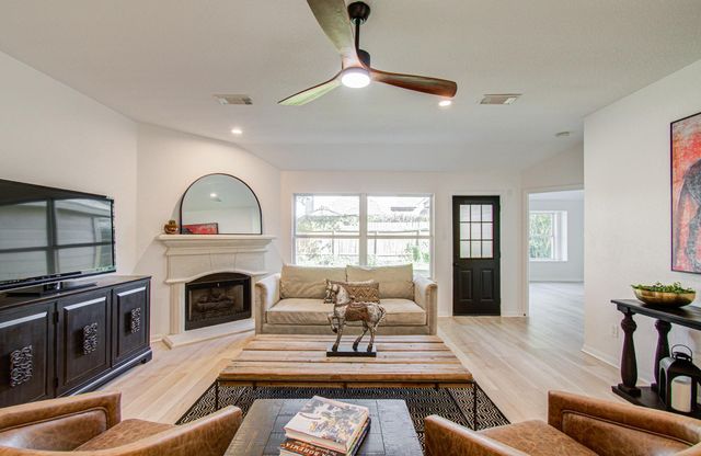 2030 Creek Shore Lane, Pearland, TX 77581