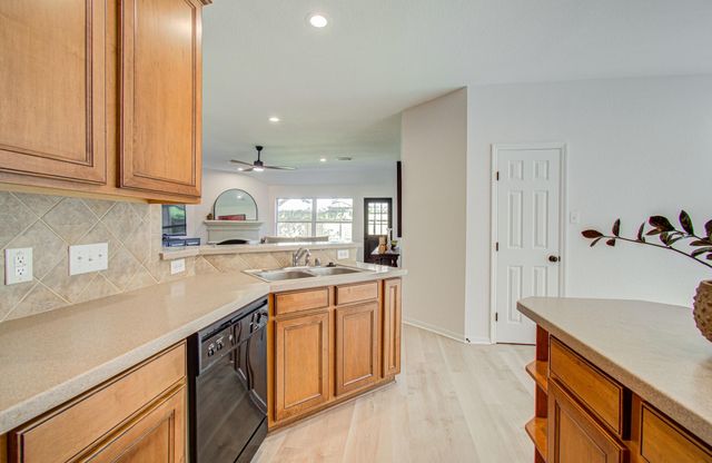 2030 Creek Shore Lane, Pearland, TX 77581